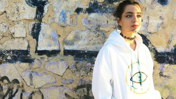 Sweat-shirt en coton bio Hoodie Oeil effet découpé – Image 3