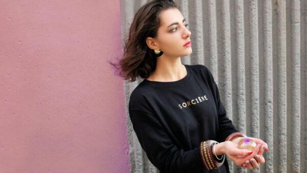 Sweat-shirt en coton bio Black Sorcière impression or – Image 3