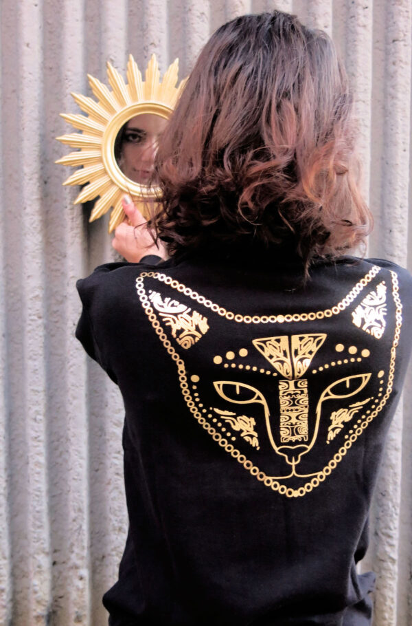 Sweat-shirt en coton bio Black Sorcière impression or – Image 4