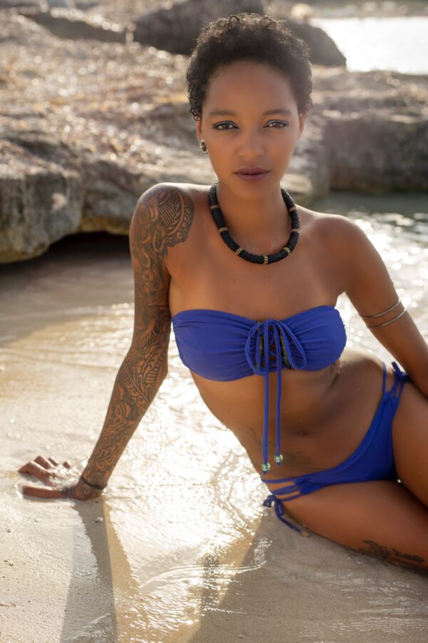 Haut de maillot bandeau avec coques amovibles Morena Blue – Image 2