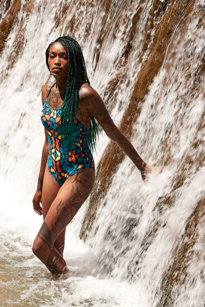 maillot-une-piece-nageur-imprime-animal-noir-multicolore-devant-mood-cascade-2